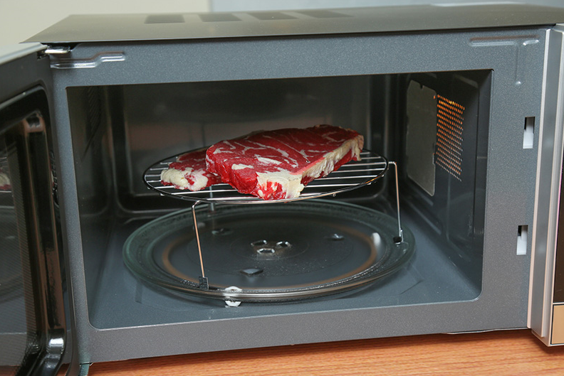 khoang-ben-trong-lo-vi-song-electrolux-ems3085x khoang lò vi sóng