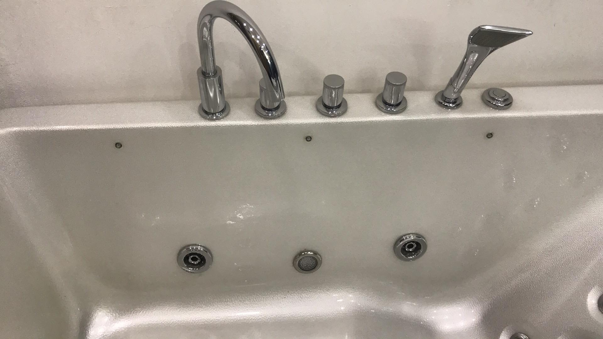 sen-voi-dieu-chinh-bon-tam-massage-daros-ht-51 sen-voi-dieu-chinh-Bon-tam-massage-daros-ht-51